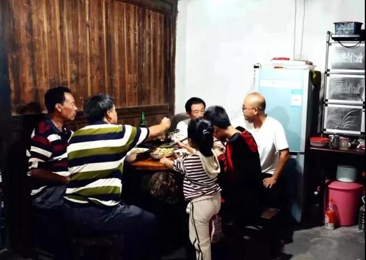 最新社保减免优惠政策解析与小巷特色小店的奇遇