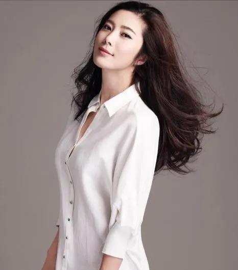 女演员王珂四月新动态，星光变化中的励志力量与自信闪耀